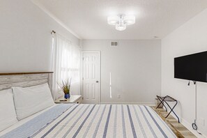 6 bedrooms, desk, iron/ironing board, free WiFi