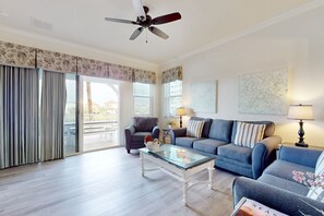 Fernseher, Tischtennisplatte, Bücher