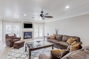 Fernseher, Kamin, Bücher, Stereoanlage