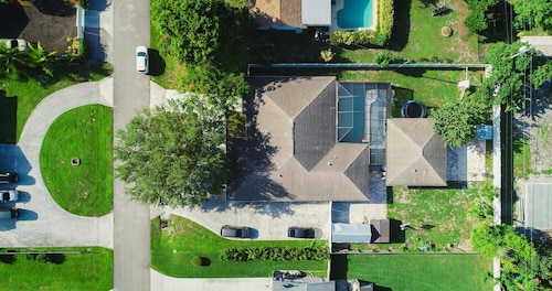 South Fl Modern Poolside Getaway Near Airprt & Beach