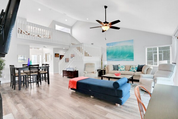 Älytelevisio, takka, kirjoja, työhuone