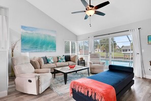 Älytelevisio, takka, kirjoja, työhuone