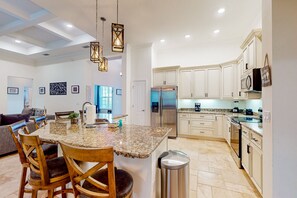 Kjøleskap, mikrobølgeovn, ovn og kokeplater