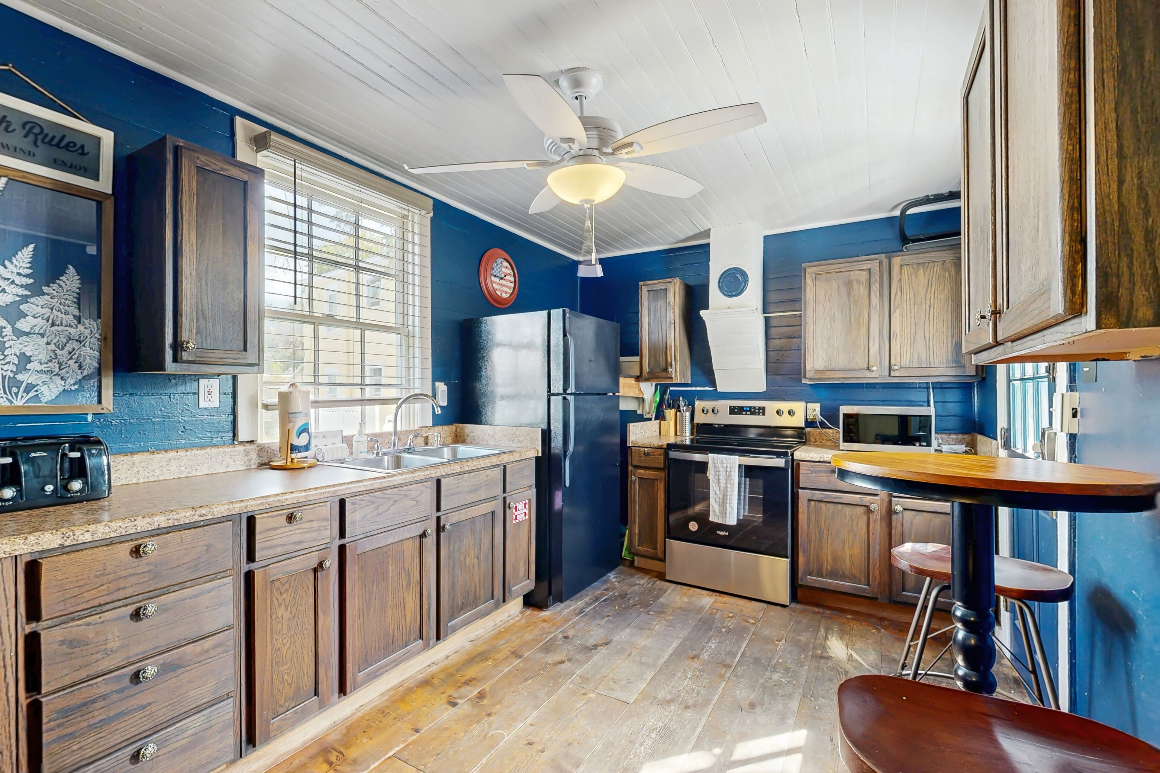 Een koelkast, een magnetron, een oven, een kookplaat