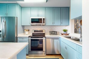 ثلاجة، ميكروويف، فرن، موقد طهي مسطح