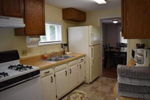 Coffee/tea maker, fridge, microwave, oven