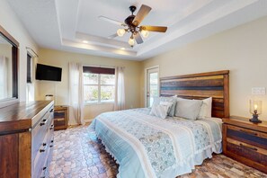 3 bedrooms, desk, iron/ironing board, Internet