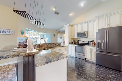 Cheerful home with private pool close to the beach & downtown