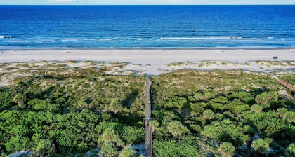 Dreamy oasis on the beach with balcony, pools, gym & ocean view - dog-friendly