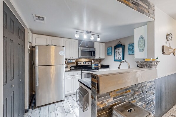 Kühlschrank, Mikrowelle, Ofen, Herdplatte