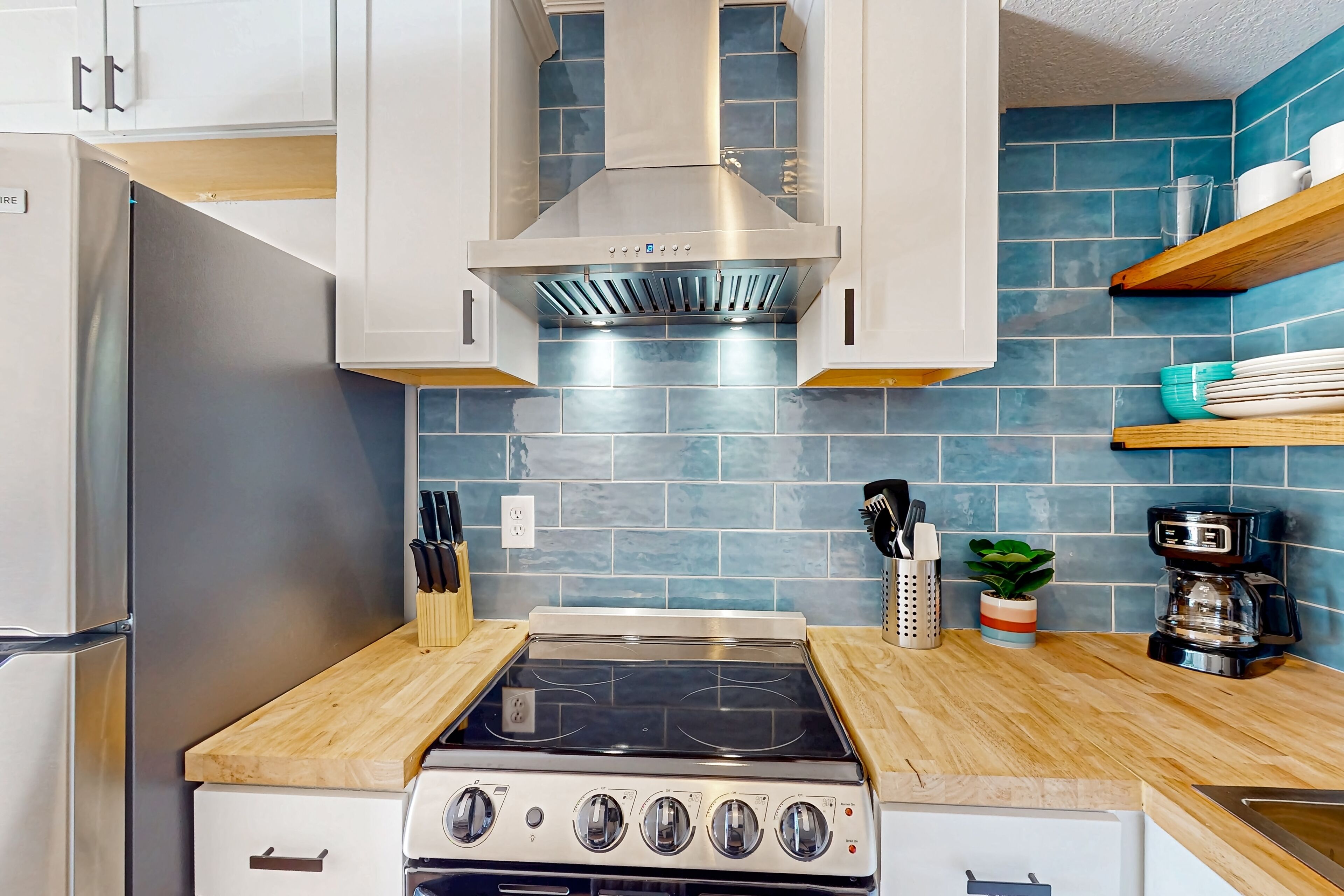 Kjøleskap, mikrobølgeovn, ovn og kokeplater