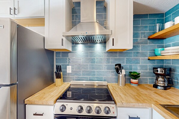 Kühlschrank, Mikrowelle, Ofen, Herdplatte