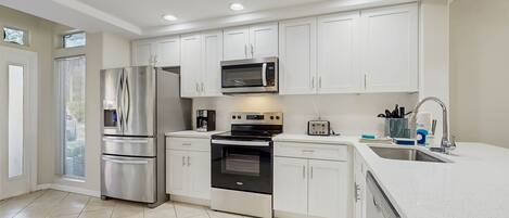 Refrigerador, microondas, horno, placa de cocina