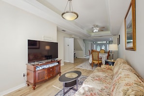 Fernseher, Bücher, Musikbibliothek