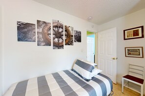 4 soverom, strykejern/-brett, internettilgang og sengetøy