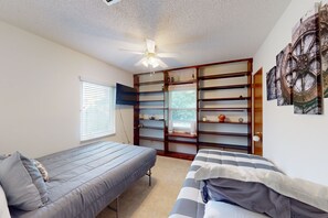 4 bedrooms, iron/ironing board, internet, bed sheets