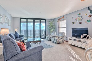Smart TV - Fantastic home with views of sunrises, sunsets, & dolphins + WiFi & shared pool (St. Augustine)