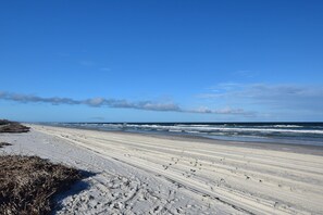 On the beach - Fantastic home with views of sunrises, sunsets, & dolphins + WiFi & shared pool (St. Augustine)