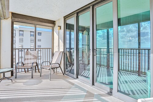 Fantastic home with views of sunrises, sunsets, & dolphins + WiFi & shared pool