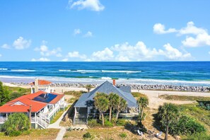 On the beach - Fabulous oceanfront home with ocean view, WiFi, washer/dryer, & central AC (St. Augustine)
