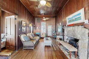 TV, books - Fabulous oceanfront home with ocean view, WiFi, washer/dryer, & central AC (St. Augustine)