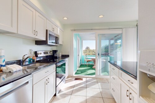 Bright home with spacious deck, beach access, central AC & WiFi