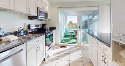 Bright home with spacious deck, beach access, central AC & WiFi