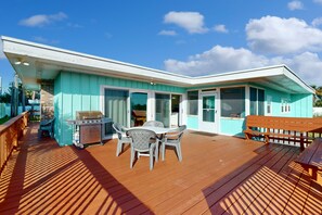 Outdoor dining - Bright home with spacious deck, beach access, central AC & WiFi (St. Augustine)