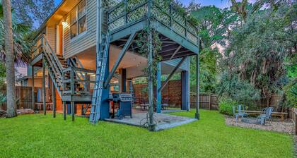 Home with enclosed yard, fire pit, WiFi, W/D, & AC - great location