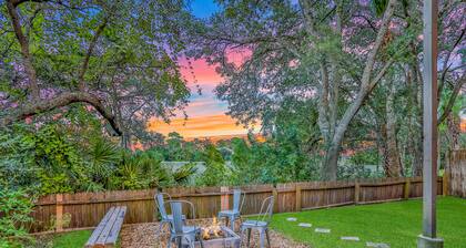 Home with enclosed yard, fire pit, WiFi, W/D, & AC - great location