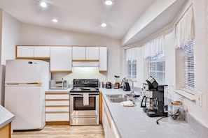 Een koelkast, een magnetron, een oven, een kookplaat