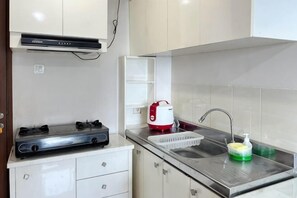 Private kitchen - BEST View 1BR Apt Callia w/ Pool, Gym & Wi-Fi (East Jakarta)