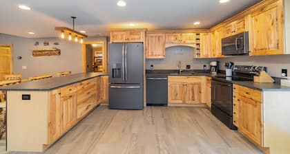 Larkin's Cabin Pet & Family Friendly!