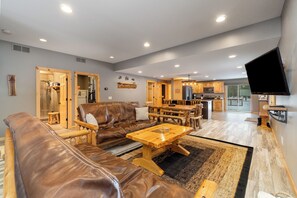 Smart TV - Larkin's Cabin Pet & Family Friendly! (Roscommon)