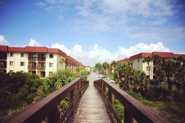 Property grounds - Lovely Oceanside Home w/Outdoor Shower/Free WiFi/Shared Pool/Hot Tub/Tennis/AC (St. Augustine)