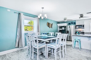 Dining - Sunny Upper Level 1 Block from 2 Beaches w/Private Pool, High-Speed Wi-Fi (St. Augustine)