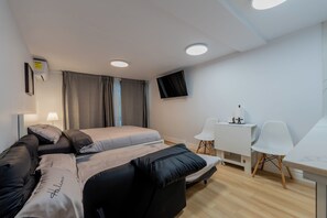 1 bedroom, internet, bed sheets - Modern studio w/patio/parking/BBQ (Montréal)