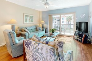 Televisión, reproductor de DVD, libros y estéreo 