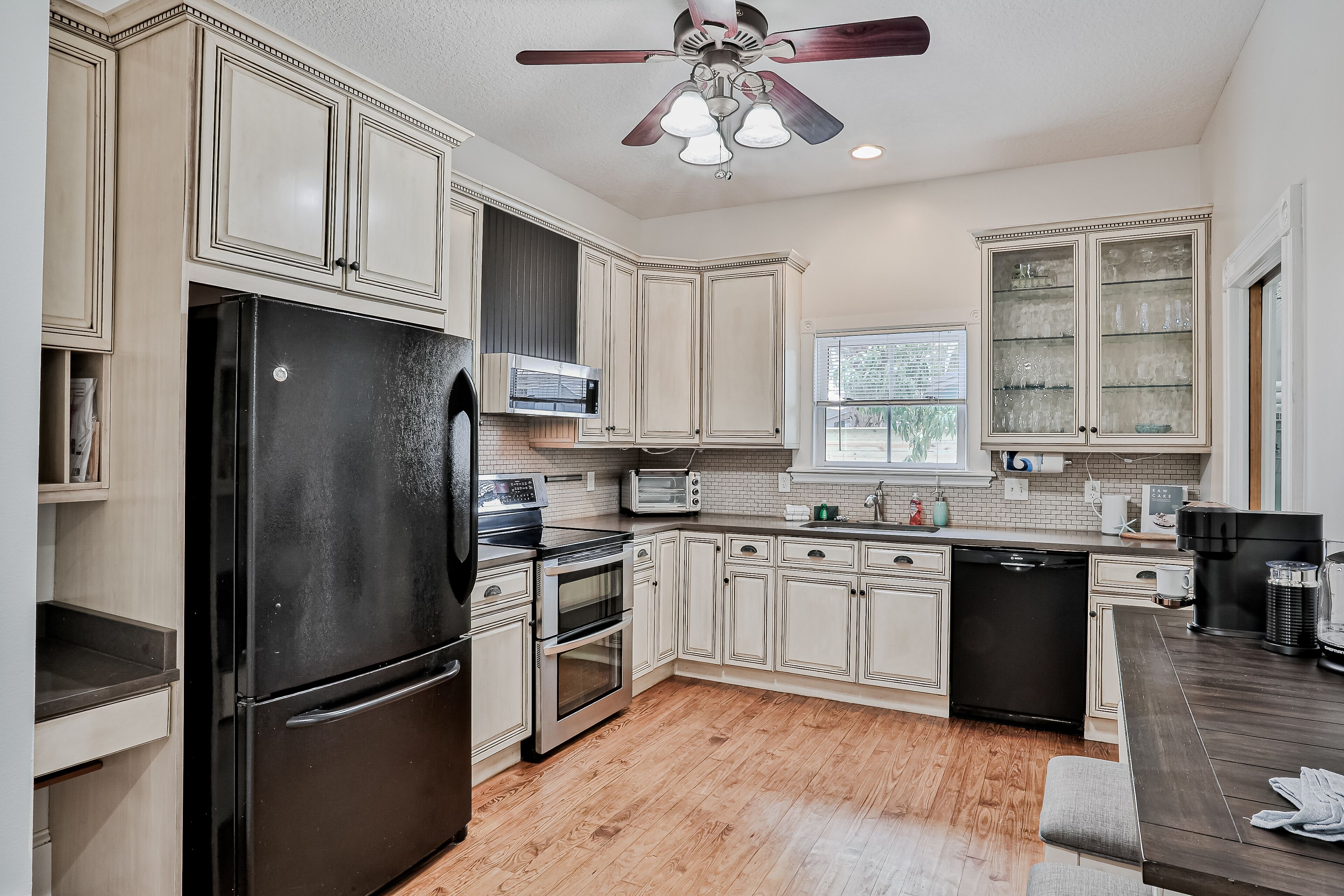 Kjøleskap, mikrobølgeovn, ovn og kokeplater