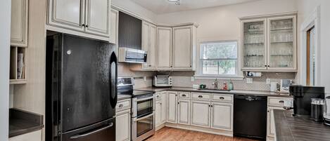 Refrigerador, microondas, horno y parrilla de estufa