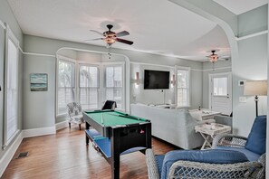 TV, fireplace, ping pong, books