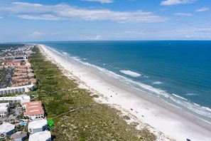 On the beach - Lovely ocean-view condo with pools, hot tubs, private W/D, & central AC (St. Augustine)
