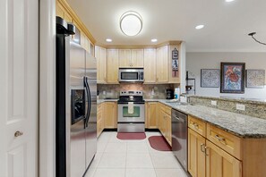 ثلاجة، ميكروويف، فرن، موقد طهي مسطح