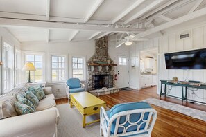 Fernseher, Kamin, Bücher