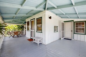 Terrace/patio - Sunny oceanfront home with balcony, full kitchen, central AC, & washer/dryer (St. Augustine)