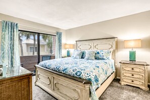 2 bedrooms, free WiFi, bed sheets - Oceanfront condo with pool, grill, central AC, washer/dryer, & snowbird friendly (St. Augustine)