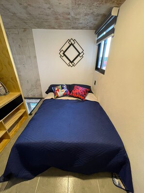 Standard Duplex | Desk, iron/ironing board, free WiFi