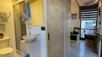 Standard-Maisonette | Badezimmer | Dusche, Handtücher, Seife, Shampoo