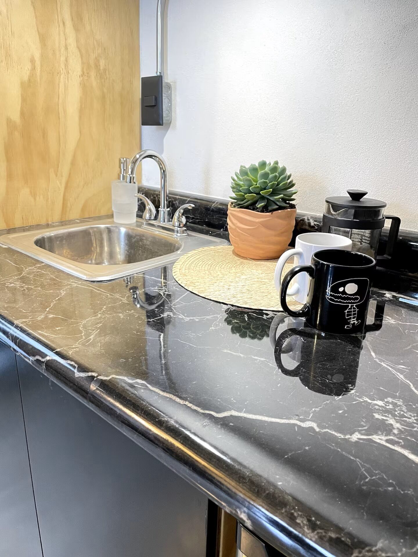 Frigobar, micro-ondas, cooktop, talheres/pratos/utensílios de cozinha