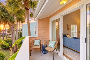 Terrace/patio - Spacious condo with 2 private balconies, beach access and pool (St. Augustine)
